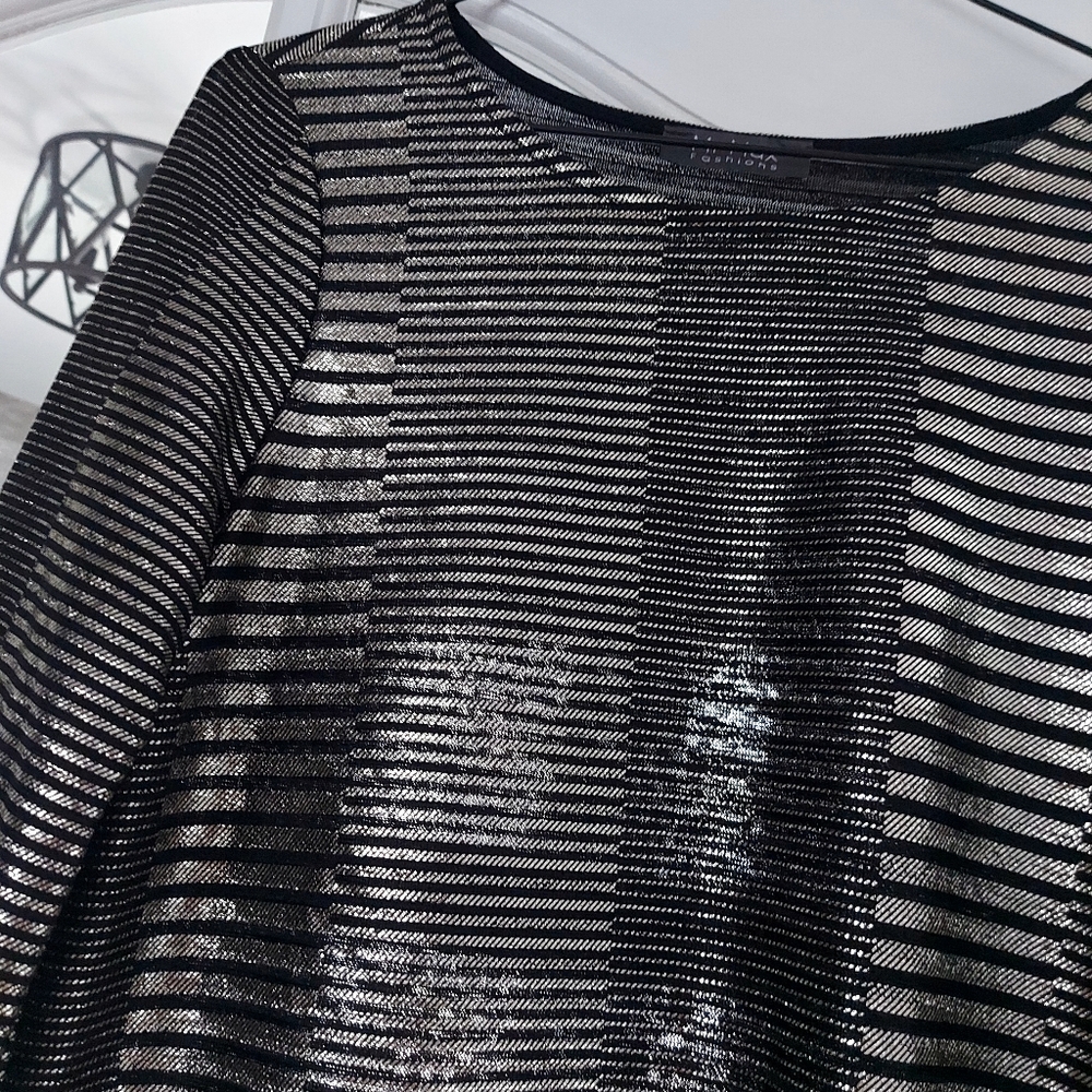 Black and Silver Top Or Tunic - Picture 2 of 6